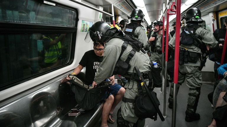La police a fouillé des personnes dans un train souterrain à Hong Kong dimanche