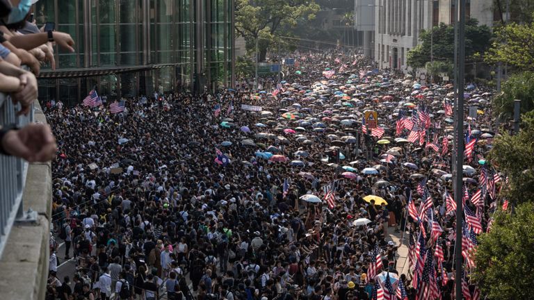 Des dizaines de milliers de manifestants défilent dans le district central pour présenter une pétition au consulat américain