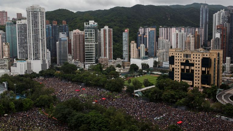 Les manifestants assistent à un rassemblement à Victoria Park à Hong Kong, Chine le 18 août 