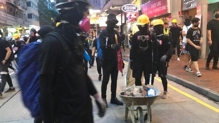 Les manifestants ont emporté une brouette pleine de briques alors que les manifestations devenaient violentes