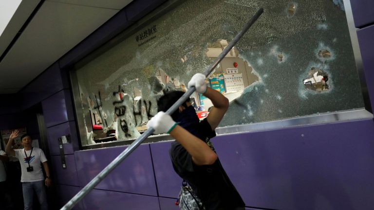 Des manifestants ont saccagé une gare dans la région de Tung Chung