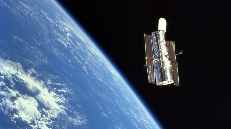 Les scientifiques ont utilisé les données du télescope spatial Hubble, vu ici flottant au-dessus de la Terre. Pic: NASA / ESA