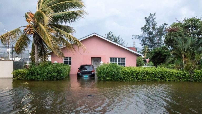 Un palmier ploie dans le vent au bord d'une rue inondée après les effets de l'ouragan Dorian à Nassau, aux Bahamas, le 2 septembre 2019. Photo: REUTERS / John Marc Nutt