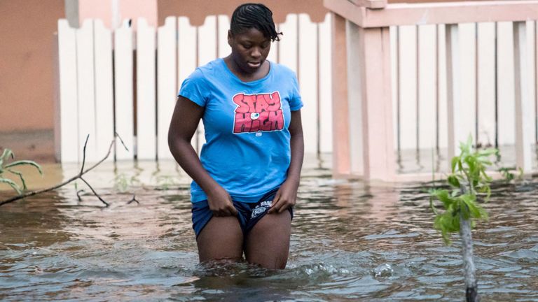 Une femme marche dans une rue inondée après les effets de l'ouragan Dorian à Nassau (Bahamas), le 2 septembre 2019. Photo: REUTERS / John Marc Nutt