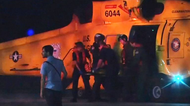 Des blessés d’une clinique de l’île de Great Abaco à Marsh Harbour arrivent après avoir été évacués dans un hélicoptère de la Garde côtière américaine pour être soignés à Nassau, aux Bahamas