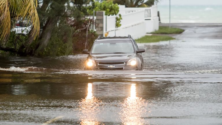 Une voiture traverse une rue inondée après les effets de l'ouragan Dorian à Nassau, aux Bahamas.