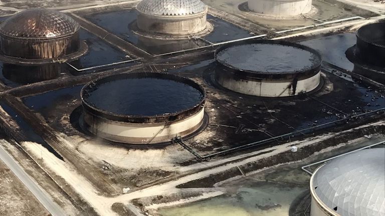 À Grand Bahama, une installation de stockage de pétrole située à proximité des eaux cristallines des Caraïbes est en train de répandre du pétrole dans l’environnement.