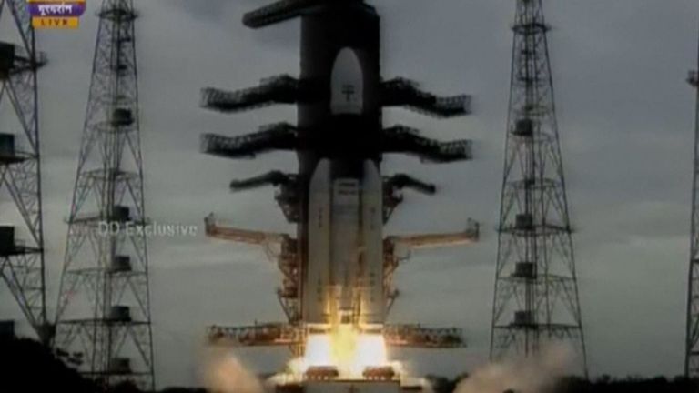 L’Inde a lancé une fusée spatiale qui atterrira et explorera le pôle sud lunaire non encore incarné.