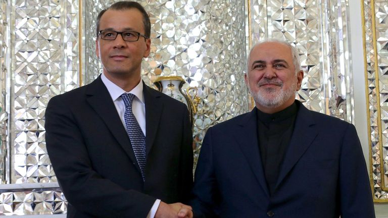 Cornel Feruta (à gauche) a rencontré le ministre iranien des Affaires étrangères, Mohammad Javad Zarif (à droite) à son arrivée à Téhéran