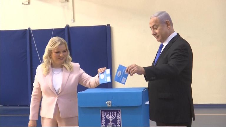   Le Premier ministre israélien Benjamin Netanyahu et son épouse Sara ont voté aux élections législatives à Jérusalem