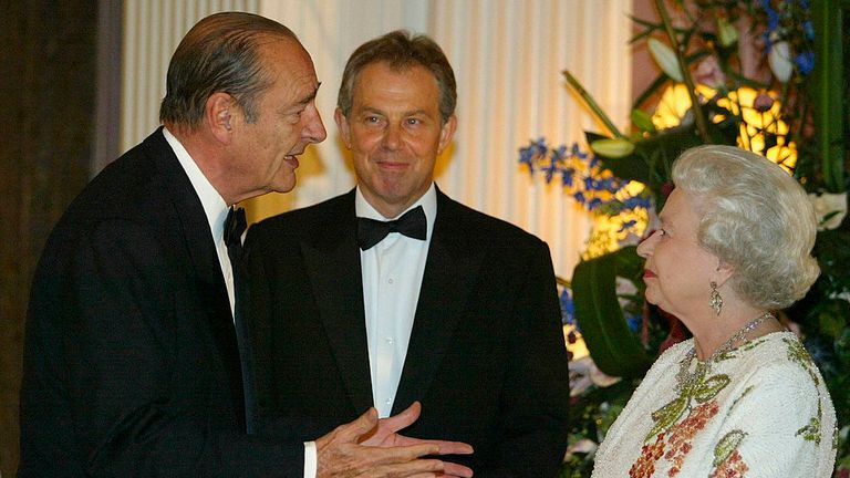 Jacques Chirac, à gauche, avec Tony Blair et la reine Elizabeth II en 2005