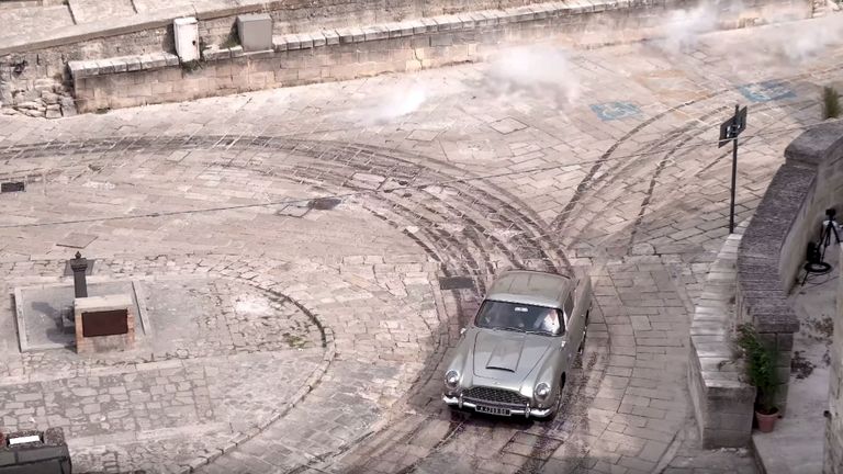 Une poursuite en voiture sur le tournage du nouveau film de James Bond No Time to Die à Matera, en Italie. Image: Fabio Dell Aquila / Reuters 