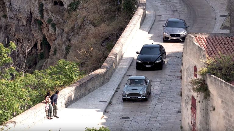 Une poursuite en voiture sur le tournage du nouveau film de James Bond No Time to Die à Matera, en Italie. Image: Fabio Dell Aquila / Reuters 
