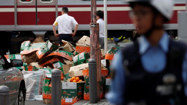 Des boîtes d'agrumes broyées ont été dispersées à travers la scène