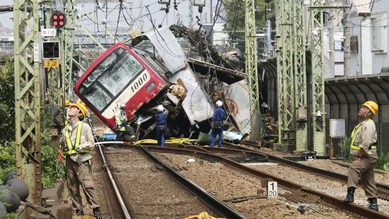 Un train déraille après une collision avec un camion à Yokohama, près de Tokyo 