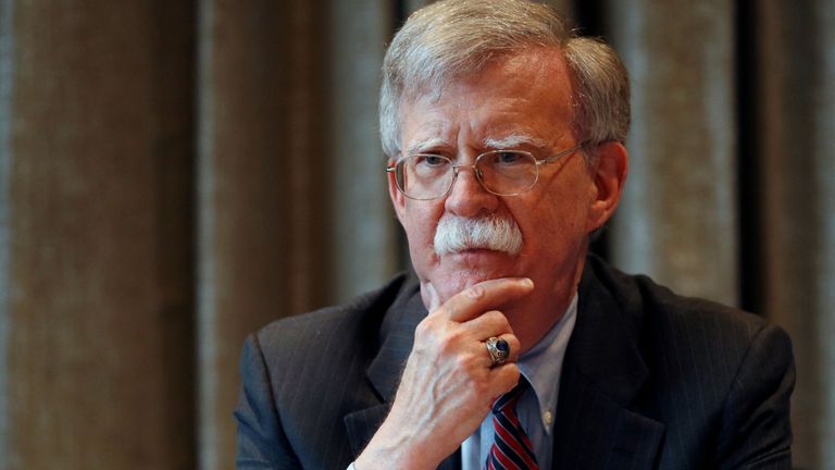 Le conseiller américain à la sécurité nationale, John Bolton, a rencontré des journalistes lors d'une visite à Londres, en Grande-Bretagne, le 12 août 2019