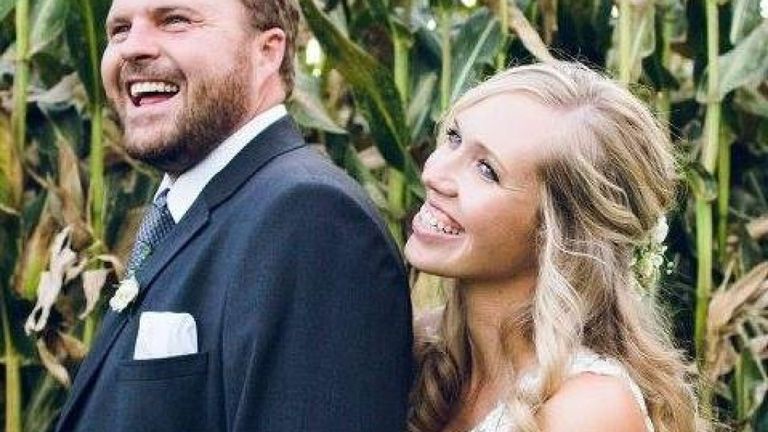 Karen Turner (D) a été assassinée dans son lit alors qu'elle dormait à côté de son mari Matthew. Pic: Facebook