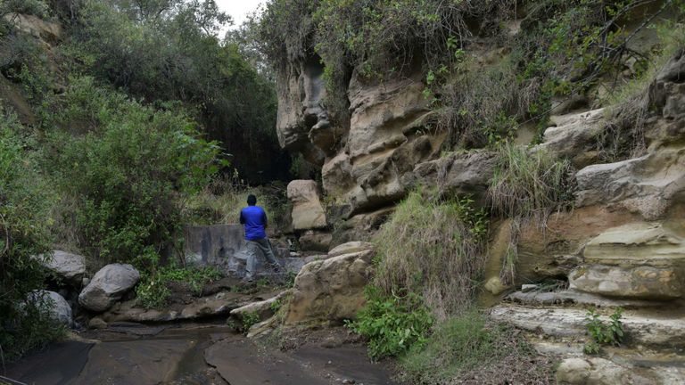 Un homme se tient sur une partie de la gorge du parc national Hell's Gate
