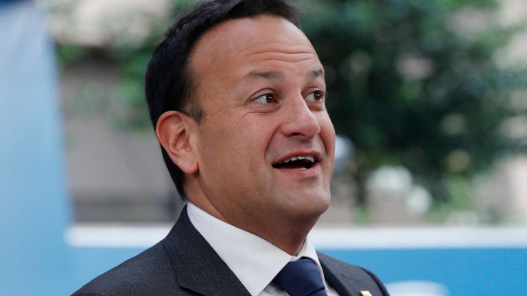Une broche de Leo Varadkar suggère que les négociations sur le Brexit nécessitent une intervention divine