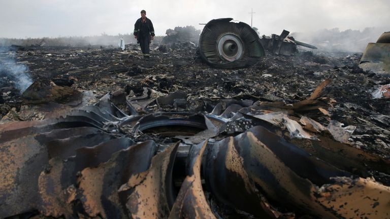 Un membre du ministère des Situations d'urgence se rend sur le site d'un crash d'avion Boeing 777 de Malaysia Airlines près de la colonie de Grabovo dans la région de Donetsk, le 17 juillet 2014