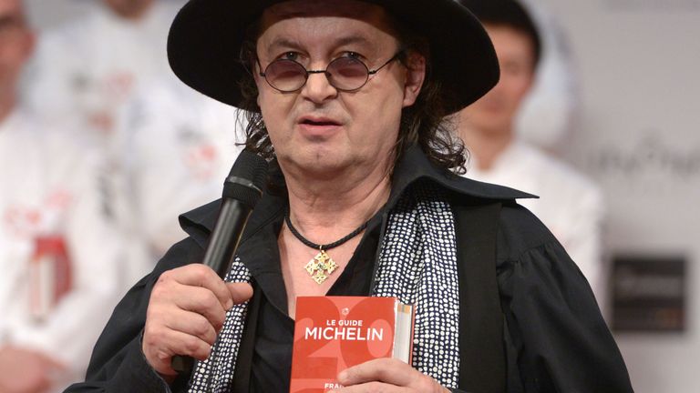 Marc Veyrat célèbre l'obtention de trois étoiles en 2018