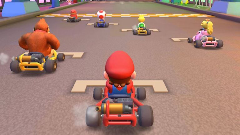 Les joueurs utilisent des commandes tactiles pour diriger leur kart
