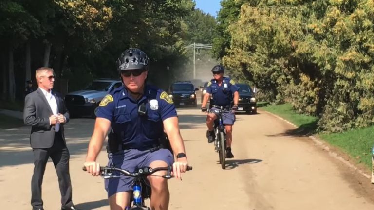 Le cortège comprenait des officiers des services secrets à bicyclette