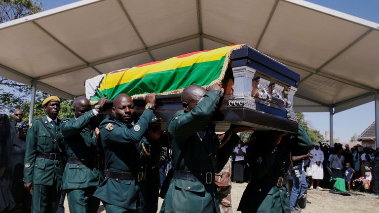 Soldats avec le président zimbabwéen Robert Mugabe lors d'une messe dans son village rural de Kutama, au Zimbabwe, le 28 septembre 2019