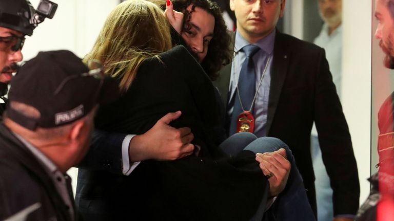 Najila Trindade de Souza, qui reproche au footballeur brésilien Neymar d'être violée, est emmenée par son avocat, Danilo Garcia de Andrade, après avoir témoigné devant un commissariat de police à Sao Paulo, Brésil, le 7 juin 2019