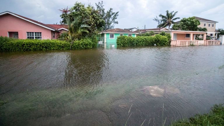 Des maisons bordent une rue inondée après les effets de l'ouragan Dorian à Nassau, aux Bahamas, le 2 septembre 2019. Photo: John Marc Nutt