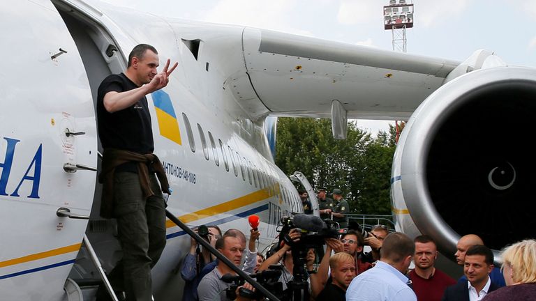 Le réalisateur ukrainien Oleg Sentsov, emprisonné pour terrorisme en Russie, descend d'un avion à son arrivée à Kiev après un échange de prisonniers russo-ukrainien à l'aéroport international Borispil, près de Kiev, en Ukraine le 7 septembre 2019