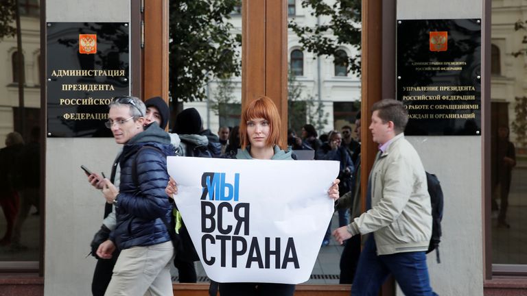 Les gens ont fait la queue pour protester contre la condamnation de l'acteur Pavel Ustinov