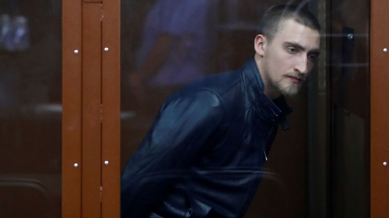 M. Ustinov a été emprisonné après qu'un policier se soit disloqué à l'épaule et l'a arrêté