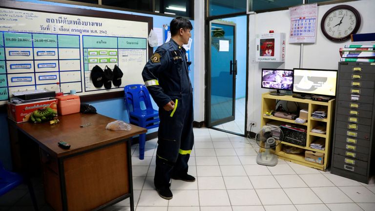 Le pompier Pinyo Pukpinyo, connu sous le nom de "serpent wrangler", regarde la télévision dans une caserne de pompiers où il travaille, à Bangkok, Thaïlande, le 2 juillet 2019