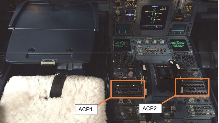Console du poste de pilotage d’un A330 d’Airbus montrant les panneaux de contrôle audio endommagés par un café renversé