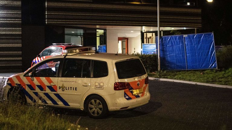 Une voiture de police près du lieu de la fusillade