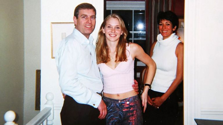 Le prince Andrew et Virginia Roberts, âgée de 17 ans, chez Ghislaine Maxwell à Londres en mars 2001. Photo: Rex / Shutterstock