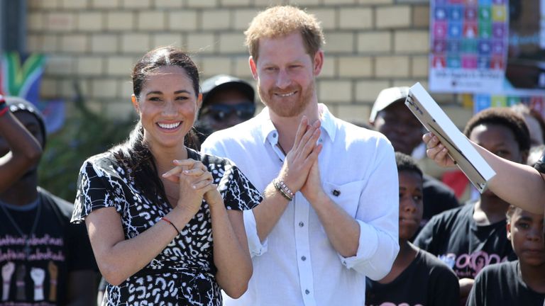 Le duc et la duchesse de Sussex assistent à une initiative du bureau de la justice dans la banlieue de Nyanga, le premier jour de leur tournée africaine à Cape Town