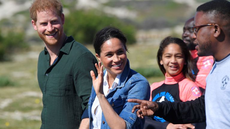 Le duc et la duchesse de Sussex rencontrent des membres de l'ONG Waves 4 Change lors de leur tournée africaine sur la plage de Monwabisi au Cap