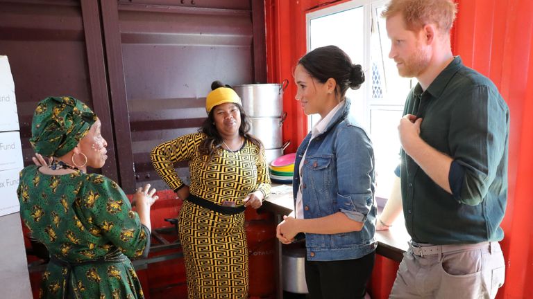 Meghan, la duchesse de Sussex et le prince Harry, duc de Sussex, se rendent dans la cuisine de Waves for Change, où l'organisation caritative The Lunchbox Fund fournit près de 30 000 repas nutritifs chaque jour