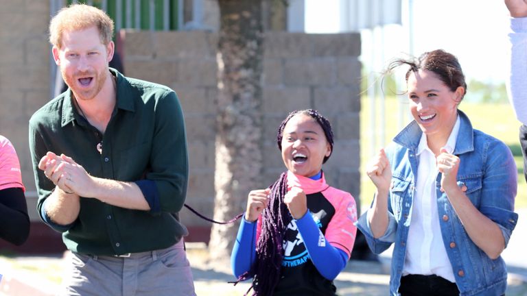 Prince Harry, duc de Sussex et Meghan, duchesse de Sussex avec des mentors de surf lors de leur visite à Waves for Change
