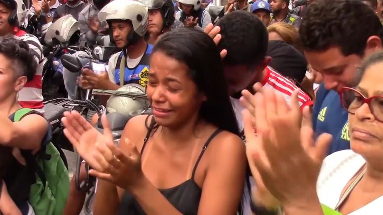 Des centaines de résidents de l'un des plus grands bidonvilles de Rio de Janeiro ont défilé samedi pour exiger la fin des violences après la mort d'une fillette de 8 ans tuée par une balle perdue au cours d'une opération de police