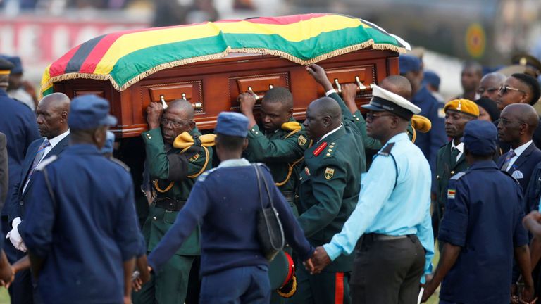 Un cercueil portant les restes de Robert Mugabe est transporté dans l'hélicoptère militaire après avoir vu son corps au stade Rufaro, à Mbare, à Harare.