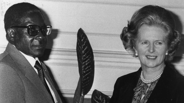 M. Mugabe serre la main de Margaret Thatcher, alors Premier ministre, en 1980
