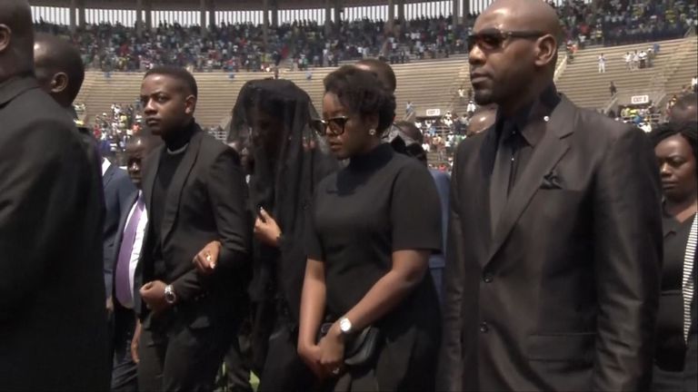 Les personnes en deuil assistent aux funérailles de Mugabe