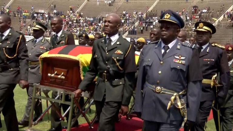 Le cercueil de Robert Mugabe défile dans le stade