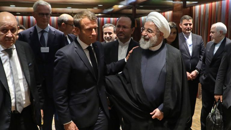 TOPSHOT - Le président français Emmanuel Macron (à gauche) et le président iranien Hassan Rouhani parlent après une réunion au siège des Nations Unies le 23 septembre 2019 à New York. (Photo de LUDOVIC MARIN / AFP) (Le crédit photo doit se lire LUDOVIC MARIN / AFP / Getty Images)