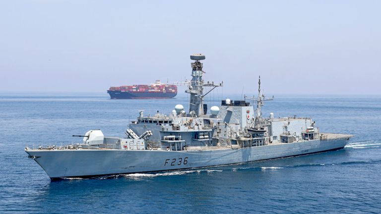 Le HMS Montrose accompagne un navire dans le détroit d'Hormuz. Pic: Royal Navy