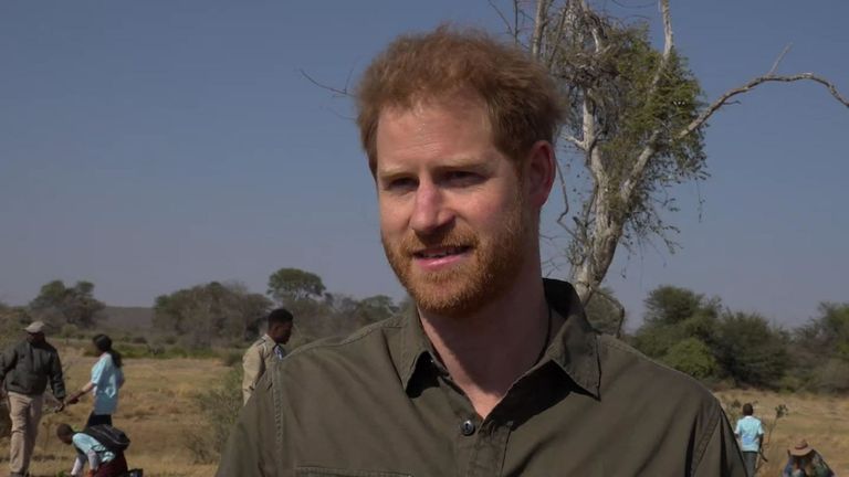 Le prince Harry explique comment venir au Botswana l'a aidé après le décès de sa mère et nier le changement climatique est injustifiable.