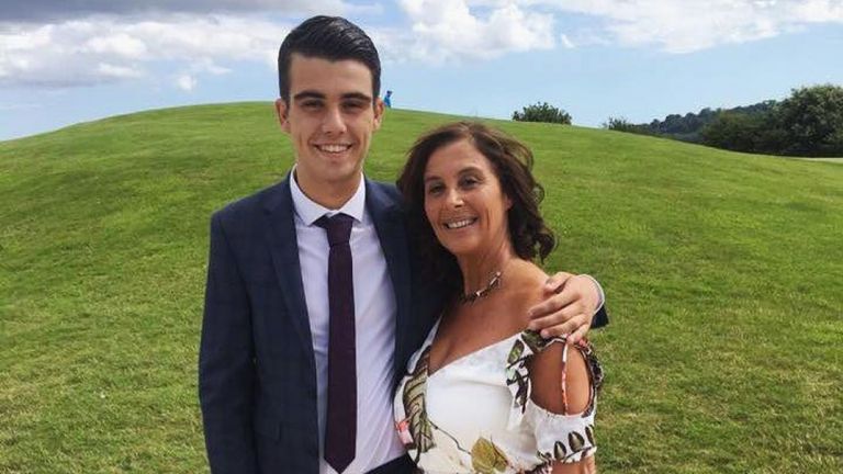 Connor Spear et sa mère Sally Jeffrey sont allés chercher la voiture ce week-end. Pic: Facebook